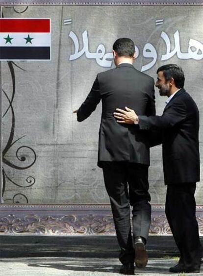 Ahmadineyad recibe al presidente sirio, Bashar al Asad (de espalda), en Teherán.