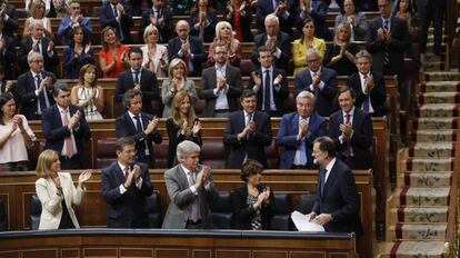 La bancada popular aplaude a Mariano Rajoy el pasado miércoles en el Congreso de los Diputados.