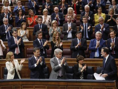 La bancada popular aplaude a Mariano Rajoy el pasado miércoles en el Congreso de los Diputados.