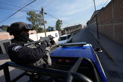 Un policía municipal patrulla las calles de Celaya, este 28 de febrero.