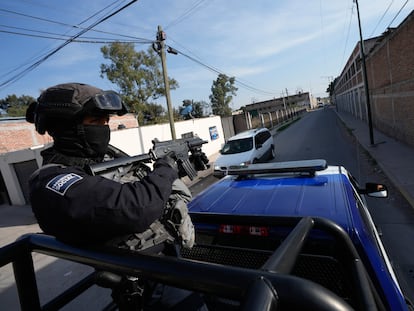 Un policía municipal patrulla las calles de Celaya, este 28 de febrero.