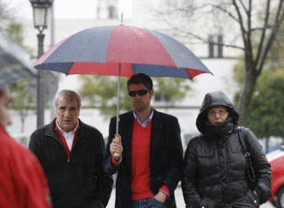 Francisco y Aurora, dueños de la residencia Aurora, entrando en el cementerio de Sevilla para asistir al funeral de su tía Luisa.