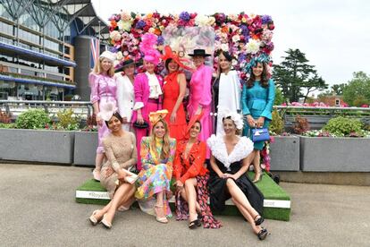 Un grupo de mujeres tocadas con diversas pamelas y sombreros posan en las carreras de Ascot, el 17 de junio de 2021.