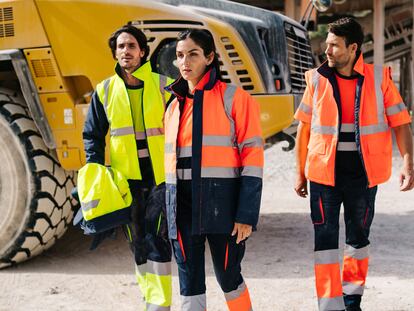 Modelos con prendas de trabajo confeccionadas por Velillla.