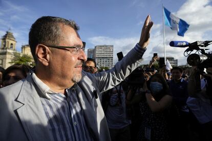 Bernardo Arévalo celebra en la Plaza de la Constitución de Guatemala