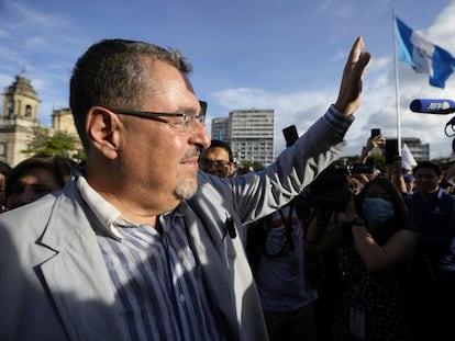 Bernardo Arévalo celebra con sus seguidores en la Plaza de la Constitución en Ciudad de Guatemala.