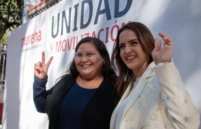 Clara Luz Flores con la senadora Citlalli Hernández.