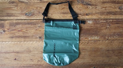 Pruebo las mejores bolsas impermeables para ropa mojada y elijo la ganadora.