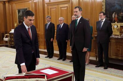 Pedro Sánchez takes the oath of office.