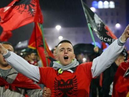 Aficionados de Albania celebran en Tirana la hist&oacute;rica clasificaci&oacute;n. 