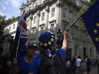 Manifestantes proeuropeos junto a Downing Street, en Londres, este miércoles.