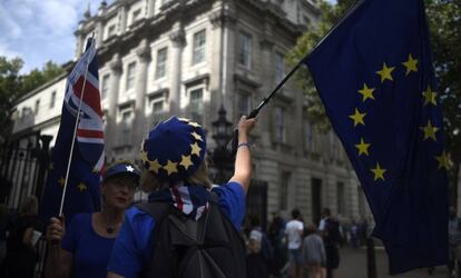 Manifestantes proeuropeos junto a Downing Street, en Londres, este miércoles.