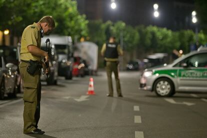 Se trata del tercer ataque violento en una semana en el estado de Baviera y del cuarto en Alemania. En la imagen, un policía con una ametralladora en las proximidades de la explosion.