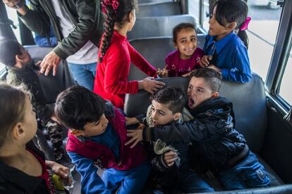 Un pequeño alboroto en el autobús escolar. Los profesores cuentan que muchos de los niños sirios tienen un comportamiento agresivo. Cuando Zakaria entró en el colegio pasó por una época de frecuentes peleas. Hoy es uno de los mejores alumnos en la escuela.