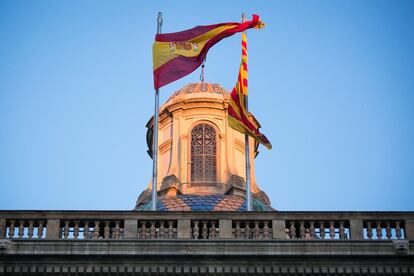 Les banderes espanyola i catalana onegen al Palau de Justícia de Barcelona.