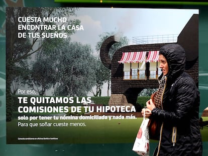 Una mujer pasa delante de un anuncio hipotecario en Madrid, en una imagen de archivo.