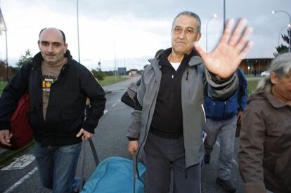 8 de noviembre de 2013. El etarra Domingo Troitiño (d), a su salida de la prisión de Teixeiro (A Coruña) después de que la Audiencia Nacional acordase la excarcelación de nueve etarras sin esperar al criterio del Supremo sobre la aplicación de la doctrina Parot tras la sentencia del Tribunal de Estrasburgo.