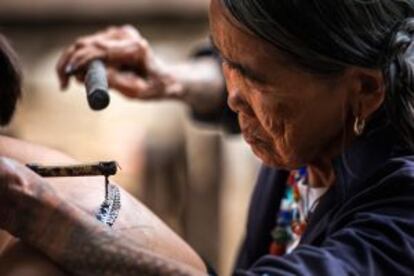 Fang-od, la última tatuadora de los Kalinga, en la aldea de Buscalan (Filipinas).