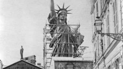 Estatua de la Libertad en París, preparada para su envío a Estados Unidos (1887).