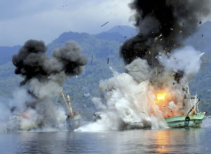 Dos barcos de pesca con bandera de Papua Nueva Guinea son destruidos por la armada de Indonesia después de que fueran decomisados por pescar de forma ilegal en las Islas Molucas, en Indonesia