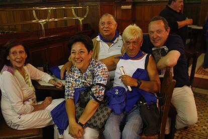 De izquierda a derecha, las actrices Mariví Bilbao y Nati Ortiz de Zárate, el hostelero Santiago Díez Onza, el <b><i>showman </b></i>José Antonio Nielfa, <b><i>La Otxoa</b></i>, y el empresario Neo Bilbao, ayer en la presentación del homenaje.