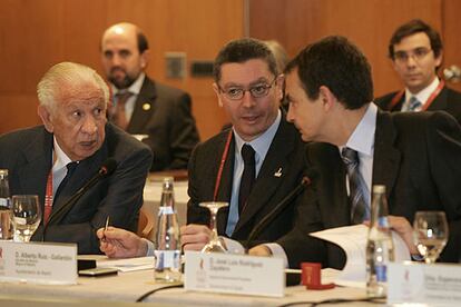 Juan Antonio Samaranch, Alberto Ruiz-Gallardón y José Luis Rodríguez Zapatero, durante el acto de apertura de la Comisión de Evaluación.