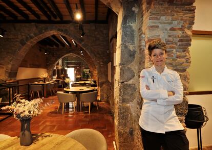 La cocinera Vicky Sevilla en el restaurante Arrels, con una estrella Michelin.  