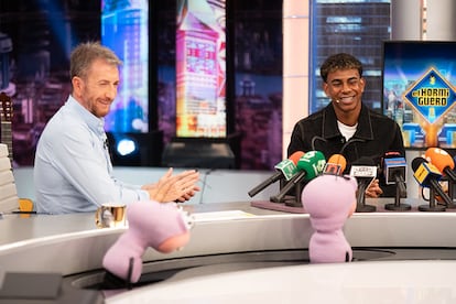 Pablo Motos con el futbolista Lamine Yamal, en un momento de 'El hormiguero'.