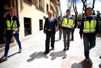 El presidente de Ausbanc, Luis Pineda, flanqueado por policías el 15 de abril de 2016.