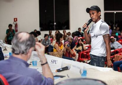 O ribeirinho Gilmar Gomes desabafa diante do representante da Norte Energia, concessionária de Belo Monte.