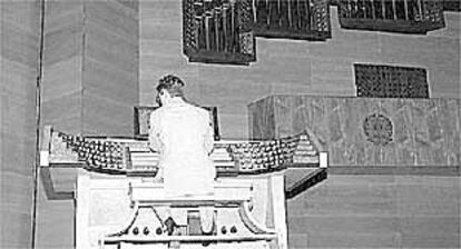 Un intérprete toca el teclado del órgano del Palacio Euskalduna.