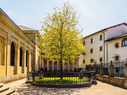 El árbol de Gernika ante la Casa de Juntas de Gernika (Bizkaia)