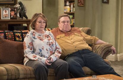 Roseanne Barr y Jon Goodman, en una imagen promocional del regreso de 'Roseanne'.