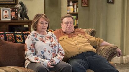 Roseanne Barr e John Goodman, em uma imagem promocional do regresso de 'Roseanne'.