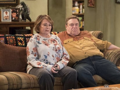 Roseanne Barr y Jon Goodman, en una imagen promocional del regreso de 'Roseanne'.