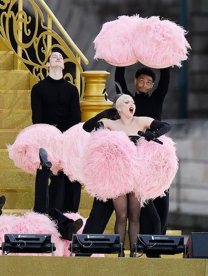 La cantante estadounidense Lady Gaga durante su actuación en la jornada inaugural, este viernes. 