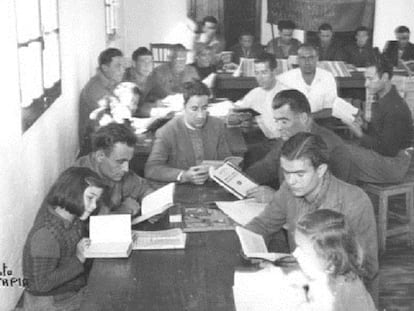 Refugiados españoles en la biblioteca de Villa Don Quichote de Toulouse, antiguo campo de Récébédou, 29 de octubre de 1945.