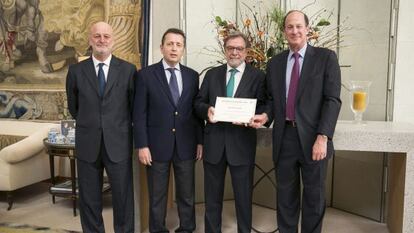 Ramón Gil Casares, Javier Cremades, Juan Luis Cebrián e John Wolf.