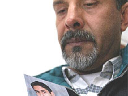 Reynaldo Tapias, padre de Ronny, con una foto de su hijo.