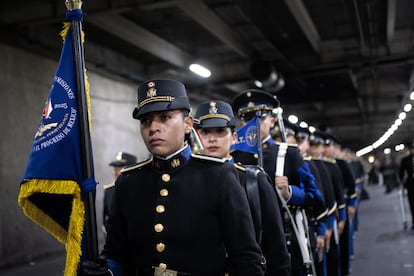 Más de 10 compañías de la armada mexicana salieron del Campo Militar número 1, al rededor de 02,00 horas, para dirigirse al Zócalo.