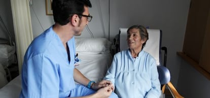 Un psicólogo del Hospital Centro de Cuidados Laguna con una paciente.