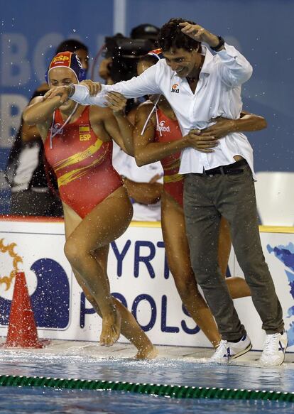 Dos jugadoras españolas tiran al agua su entrenador, Miki Oca.
