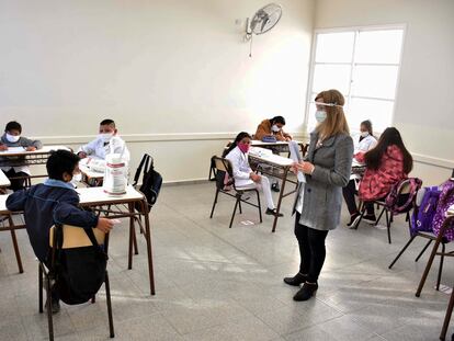 Primer día de clases en la escuela 12 de Agosto, de Pocito, en San Juan, con los nuevos protocolos por la covid-19.