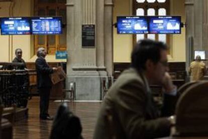 Un hombre contempla las pantallas de la Bolsa de Madrid. EFE/Archivo