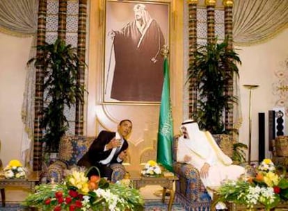 El presidente de EE UU, Barack Obama, y el rey Abdullah de Arabia Saudí, reunidos en el palacio real, cerca de Riad.