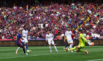 El jugador del Barcelona Raphinha anota el cuarto gol del equipo.