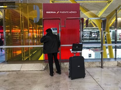 Un hombre que vive en el aeropuerto al que llaman 'El Griego´ usa un teléfono en Barajas.