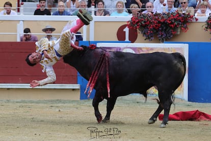 Un instante de la grave cogida sufrida por Juan de Castilla en Bayona.