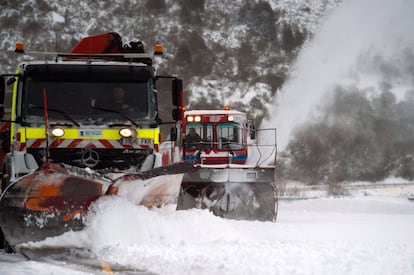 Dos máquinas quitanieves despejan un aparcamiento en la estación de esquí de Alto Campoo (Cantabria), este domingo.