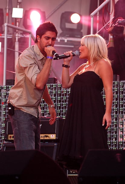 Alex Ubago y Amaia Montero en un concierto en el estadio Vicente Calderón de Madrid el 17 de junio de 2006.